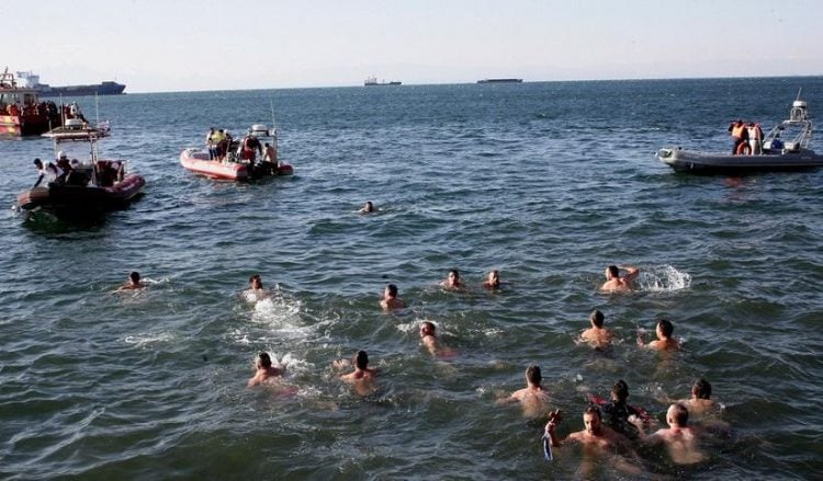 Θεωρητικά, φέτος, δεν θα δούμε εικόνες σαν κι αυτή όπου πιστοί ανταγωνίζονται ποιος θα πιάσει το σταυρό ανήμερα των Θεοφανίων. Από τη Θεσσαλονίκη το στιγμιότυπο, το 2020 (φωτ.: ΑΠΕ-ΜΠΕ/ Γρηγόρης Σιαμίδης)