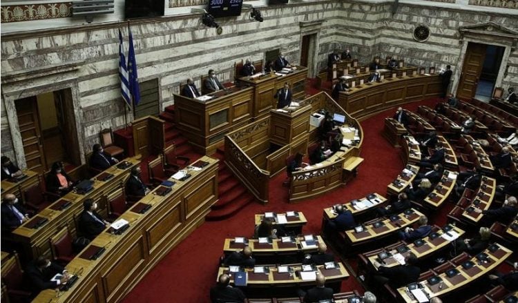 Ο Κυριάκος Μητσοτάκης μιλάει κατά τη διάρκεια της τελευταίας μέρας της συζήτησης στην Ολομέλειας της Βουλής για την ψήφιση του προϋπολογισμού του 2021 (φωτ.: ΑΠΕ-ΜΠΕ / Γιάννης Κολεσίδης)