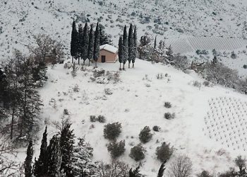 Το εκκλησάκι Όσιος Τρύφων στα Άνω Τρίκαλα Ορεινής Κορινθίας (φωτ.: ΑΠΕ-ΜΠΕ / Βασίλης Ψωμάς)