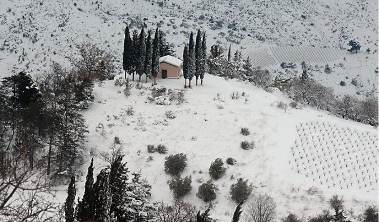 Το εκκλησάκι Όσιος Τρύφων στα Άνω Τρίκαλα Ορεινής Κορινθίας (φωτ.: ΑΠΕ-ΜΠΕ / Βασίλης Ψωμάς)