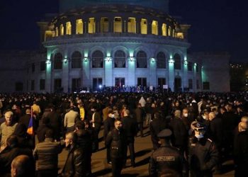 Διαδηλωτές στην πλατεία Δημοκρατίας (φωτ. αρχείου: EPA / Hayk Baghdasaryan / Photolure Mandatory Credit)