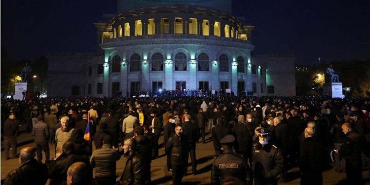 Διαδηλωτές στην πλατεία Δημοκρατίας (φωτ. αρχείου: EPA / Hayk Baghdasaryan / Photolure Mandatory Credit)