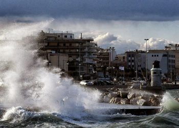 Θυελλώδεις άνεμοι πνέουν στην περιοχή του Κορινθιακού Κόλπου (φωτ.: ΑΠΕ-ΜΠΕ / Βασίλης Ψωμάς)