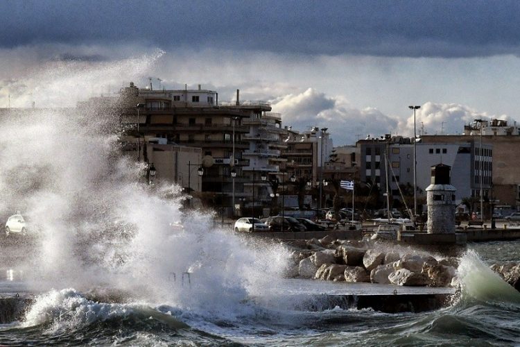 Θυελλώδεις άνεμοι πνέουν στην περιοχή του Κορινθιακού Κόλπου (φωτ.: ΑΠΕ-ΜΠΕ / Βασίλης Ψωμάς)