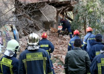 Πυροσβέστες επιχειρούν στο κτήριο που κατέρρευσε, σήμερα, στη συμβολή των οδών 28ης Οκτωβρίου και Σαρανταπόρου (ΑΠΕ-ΜΠΕ /Ορέστης Παναγιώτου)