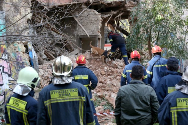 Πυροσβέστες επιχειρούν στο κτήριο που κατέρρευσε, σήμερα, στη συμβολή των οδών 28ης Οκτωβρίου και Σαρανταπόρου (ΑΠΕ-ΜΠΕ /Ορέστης Παναγιώτου)