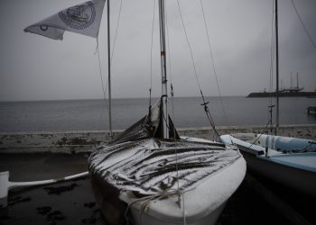 Χιονισμένα σκάφη στην πλαζ της Αρετσούς εν μέσω κακοκαιρίας, στη Θεσσαλονίκη και εν αναμονή της πλήρους εξέλιξης της «Μήδειας» (φωτ.: ΑΠΕ-ΜΠΕ/ΑΠΕ-ΜΠΕ/ΔΗΜΗΤΡΗΣ ΤΟΣΙΔΗΣ)