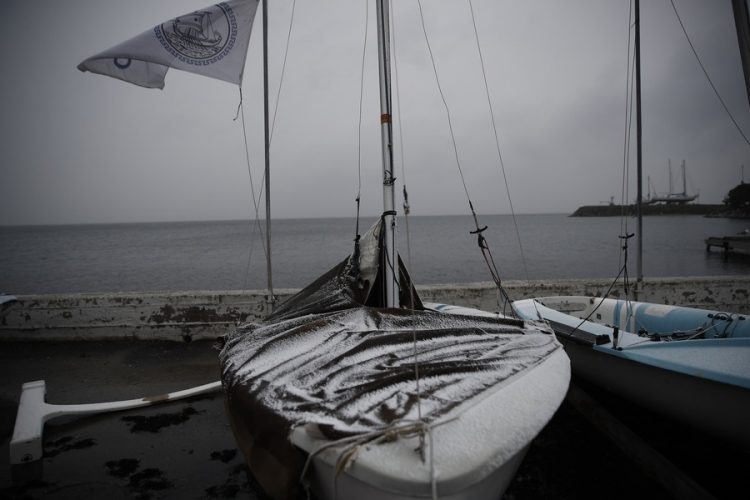 Χιονισμένα σκάφη στην πλαζ της Αρετσούς εν μέσω κακοκαιρίας, στη Θεσσαλονίκη και εν αναμονή της πλήρους εξέλιξης της «Μήδειας» (φωτ.: ΑΠΕ-ΜΠΕ/ΑΠΕ-ΜΠΕ/ΔΗΜΗΤΡΗΣ ΤΟΣΙΔΗΣ)