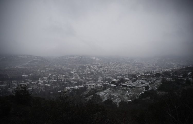 Το Ασβεστοχώρι κατά τη διάρκεια χιονόπτωσης (φωτ.: ΑΠΕ-ΜΠΕ / Δημήτρης Τοσίδης)