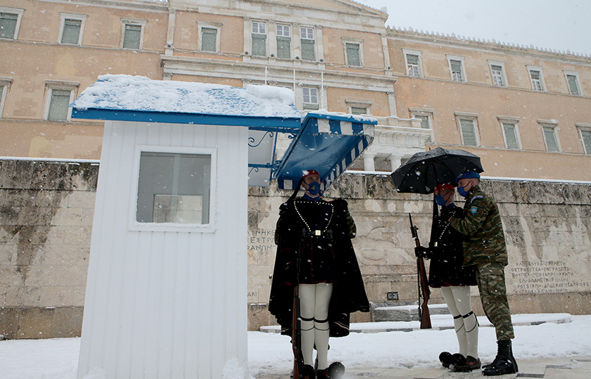 Η χιονισμένη Αθήνα σε 20 φωτογραφίες – Χιονάνθρωποι, χιονοπόλεμος και… ορατότητα μηδέν