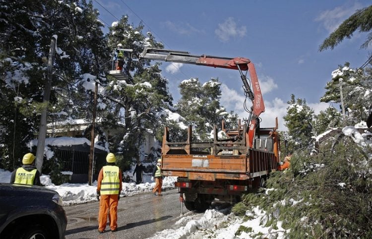 Μέλη συνεργείων αποκατάστασης βλαβών του ΔΕΔΔΗΕ και της Πυροσβεστικής επιχειρούν  σε περιοχή της Εκάλης (φωτ.: ΑΠΕ-ΜΠΕ / Αλέξανδρος Βλάχος)