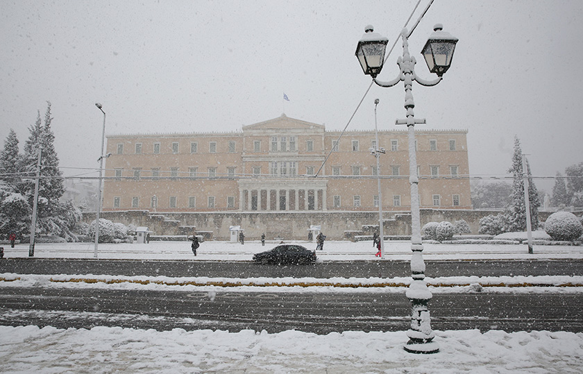 Η χιονισμένη Αθήνα σε 20 φωτογραφίες – Χιονάνθρωποι, χιονοπόλεμος και… ορατότητα μηδέν