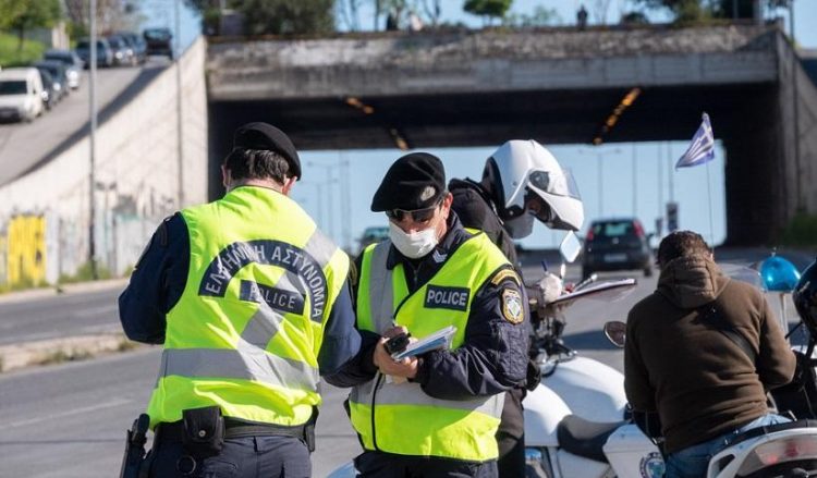 Αστυνομικοί κάνουν ελέγχους σε οδηγούς που κινούνται στις εξόδους της Θεσσαλονίκης (φωτ.: ΑΠΕ-ΜΠΕ / Νίκος Αρβανιτίδης)