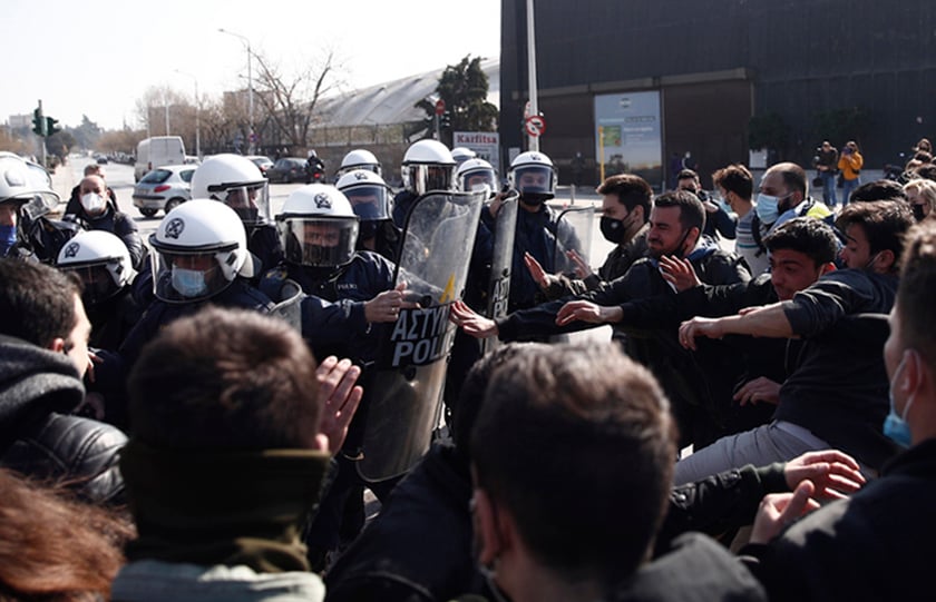 Θεσσαλονίκη: Έφοδος των ΜΑΤ στο ΑΠΘ – Χημικά και προσαγωγές φοιτητών (photo, video)