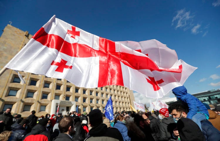 Υποστηρικτές του Νίκα Μέλια έξω από τα γραφεία του κόμματος, στην Τιφλίδα (φωτ.: EPA / Zurab Kurtsikidze)