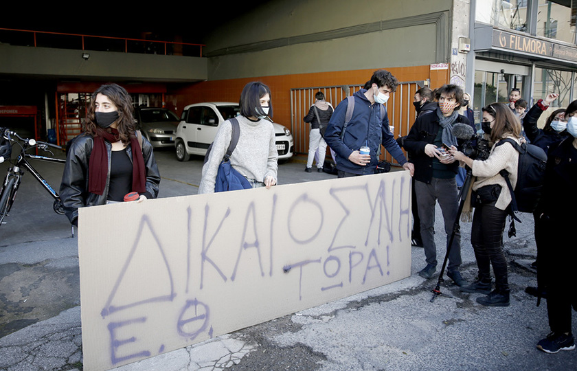 «Μενδώνη παραιτήσου»: Συγκέντρωση καλλιτεχνών έξω από το υπουργείο Πολιτισμού (photo)