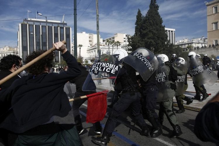 Επεισόδια στο κέντρο της Αθήνας. Πανεκπαιδευτικό συλλαλητήριο (ΦΩΤ.:ΑΠΕ-ΜΠΕ/ΓΙΑΝΝΗΣ ΚΟΛΕΣΙΔΗΣ