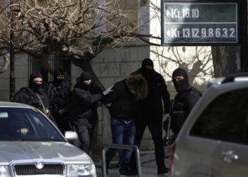 Συλληφθέντες στα επεισόδια της Νέας Σμύρνης και της επίθεσης κατά αστυνομικού της Ομάδας Δράση, την περασμένη Κυριακή, τη στιγμή που οδηγούνται στον ανακριτή (φωτ.: ΑΠΕ-ΜΠΕ /Γιάννης Κολεσίδης)