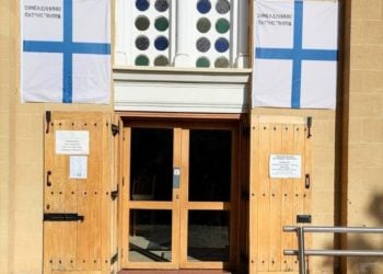 Φωτογραφία που δόθηκε σήμερα στη δημοσιότητα και εικονίζει τη σημαία των Κυπρίων αγωνιστών του 1821, σε ναό της Κύπρου (φωτ.: ΑΠΕ-ΜΠΕ / ΙΕΡΑ ΑΡΧΙΕΠΙΣΚΟΠΗ ΚΥΠΡΟΥ/STR)