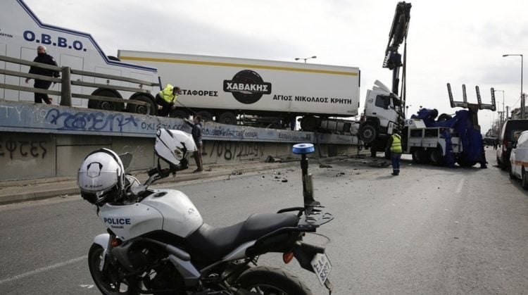 Συνεργείο, με τη βοήθεια γερανού, απομακρύνει από το οδόστρωμα τη νταλίκα που εξετράπη της πορείας της στη λεωφόρο Κηφισού, στο ύψος της Ιεράς Οδού στο ρεύμα προς Πειραιά (φωτ.: ΑΠΕ-ΜΠΕ /Αλέξανδρος Βλάχος)