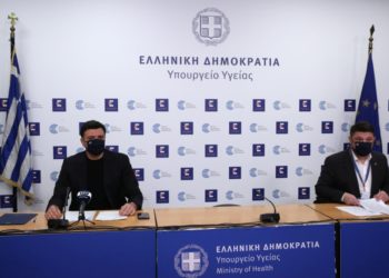 Ο υπουργός Υγείας Βασίλης Κικίλιας και ο υφυπουργός Πολιτικής Προστασίας και Διαχείρισης Κρίσεων Νίκος Χαρδαλιάς (φωτ.: ΑΠΕ-ΜΠΕ /Ορέστης Παναγιώτου)