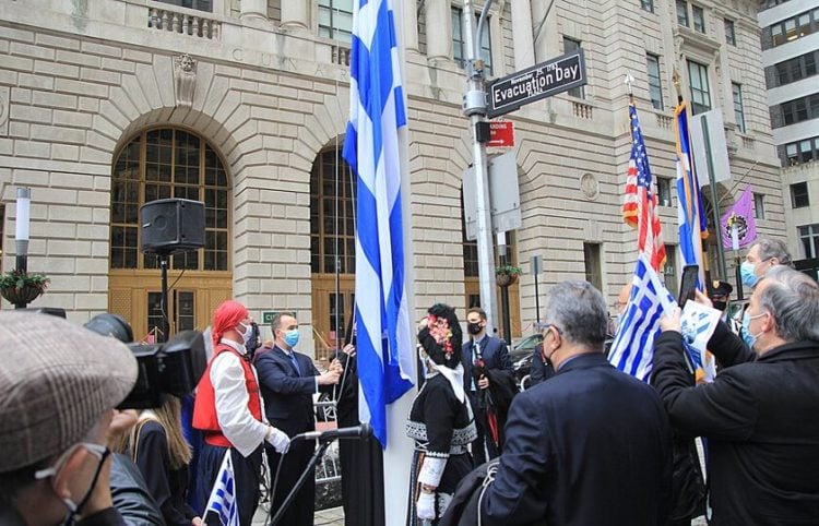 Η έπαρση της σημαίας στο πάρκο Μπόουλιν Γκριν του Μανχάταν (φωτ.: Ε.Κ./Ζαφείρης Χαϊτίδης)