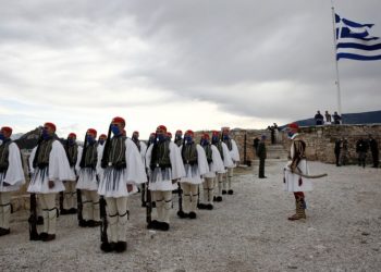 Εύζωνες της Προεδρικής Φρουράς μπροστά από τον Παρθενώνα κατά την τελετή έπαρσης της σημαίας (φωτ.: ΑΠΕ-ΜΠΕ/ Αλέξανδρος Βλάχος)