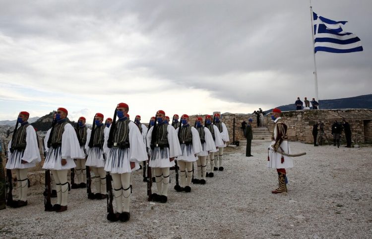 Εύζωνες της Προεδρικής Φρουράς μπροστά από τον Παρθενώνα κατά την τελετή έπαρσης της σημαίας (φωτ.: ΑΠΕ-ΜΠΕ/ Αλέξανδρος Βλάχος)