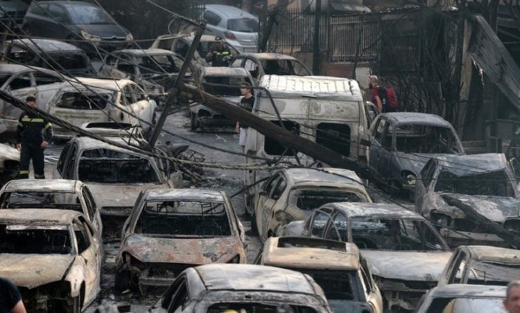 Μία από τις πλέον συγκλονιστικές εικόνες από την πολύνεκρη τραγωδία, της 23ης Ιουλίου 2018, στο Μάτι Αττικής (φωτ.: ΑΠΕ-ΜΠΕ)