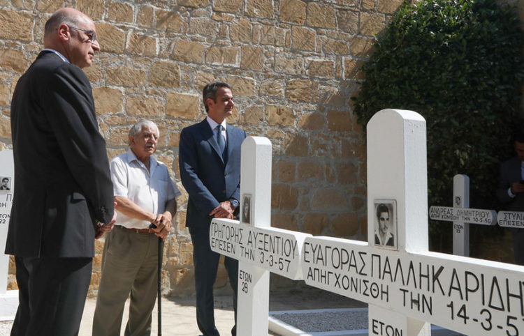 Κυριάκος Μητσοτάκης και Νίκος Δένδιας στα Φυλακισμένα Μνήματα, στη Λευκωσία (φωτ.: ΑΠΕ-ΜΠΕ / Σταύρος Ιωαννίδης)