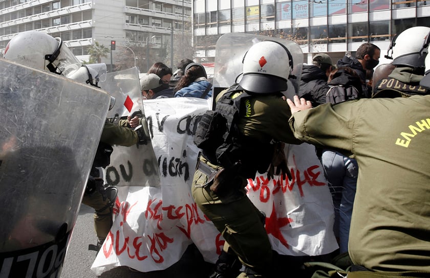 Με χημικά και νερό διαλύθηκε η πορεία υπέρ του Κουφοντίνα – Προσήχθη ο γιος του (photo)