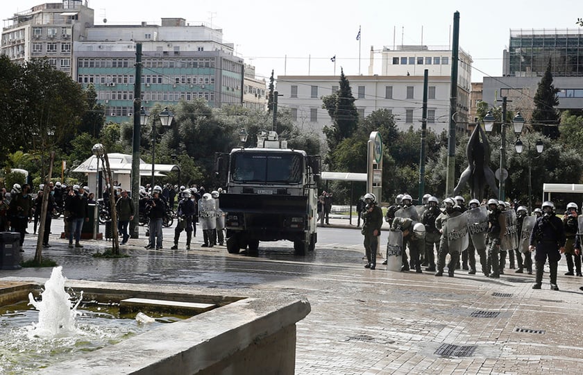 Με χημικά και νερό διαλύθηκε η πορεία υπέρ του Κουφοντίνα – Προσήχθη ο γιος του (photo)