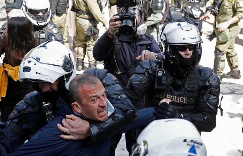 Με χημικά και νερό διαλύθηκε η πορεία υπέρ του Κουφοντίνα – Προσήχθη ο γιος του (photo)