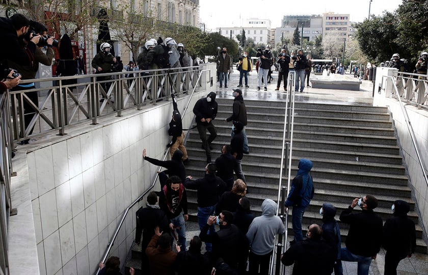 Με χημικά και νερό διαλύθηκε η πορεία υπέρ του Κουφοντίνα – Προσήχθη ο γιος του (photo)