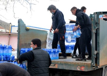 Τροφοδοσία νερών στους σεισμόπληκτους στο χωριό Δαμάσι της Ελασσόνας (φωτ.: ΑΠΕ-ΜΠΕ / Αποστόλης Ντόμαλης)