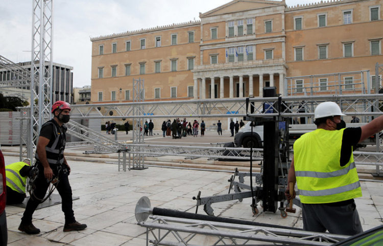 Συνεργεία κατασκευάζουν τις εξέδρες των επισήμων για την παρέλαση της 25ης Μαρτίου (φωτ.: ΑΠΕ-ΜΠΕ / Παντελής Σαΐτας)