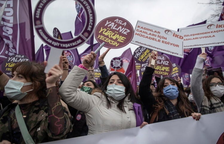 Διαδηλώσεις κατά της απόφασης στην Κωνσταντινούπολη (φωτ.: ΑΠΕ-ΜΠΕ/EPA)