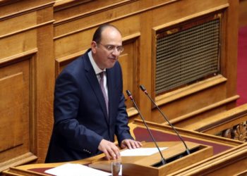 Ο βουλευτής Καβάλας της ΝΔ Μακάριος Λαζαρίδης  στην Ολομέλεια της Βουλής (φωτ.: ΑΠΕ-ΜΠΕ/ Αλέξανδρος Μπελτές)