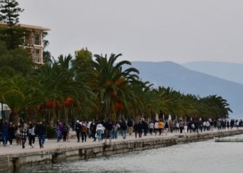 Πολίτες κάνουν βόλτα στην παραλία του Ναυπλίου (φωτ. αρχείου: ΑΠΕ-ΜΠΕ/ Ευάγγελος Μπουγιώτης)