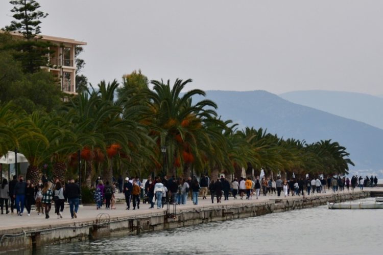 Πολίτες κάνουν βόλτα στην παραλία του Ναυπλίου (φωτ. αρχείου: ΑΠΕ-ΜΠΕ/ Ευάγγελος Μπουγιώτης)