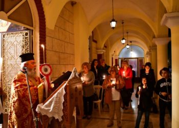 Εικόνα από τον Ιερό Ναό της Αγίας Ειρήνης, στη Νέα Κίο Αργολίδας, όπου πέρυσι τελέστηκε η Ανάσταση από τους ιερείς π. Δημοσθένη και π. Ηλία Γάτσιο (φωτ.: ΑΠΕ-ΜΠΕ / Ευάγγελος Μπουγιώτης)