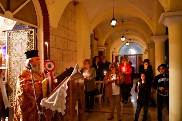 Εικόνα από τον Ιερό Ναό της Αγίας Ειρήνης, στη Νέα Κίο Αργολίδας, όπου πέρυσι τελέστηκε η Ανάσταση από τους ιερείς π. Δημοσθένη και π. Ηλία Γάτσιο (φωτ.: ΑΠΕ-ΜΠΕ / Ευάγγελος Μπουγιώτης)