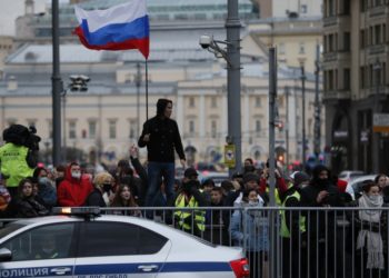 Χιλιάδες κόσμου διαδήλωσαν υπέρ του Αλεξέι Ναβάλνι, στη Μόσχα (φωτ.: EPA / YURI KOCHETKOV)