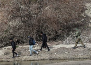 Μετανάστες και πρόσφυγες στη συνοριακή γραμμή του Έβρου (φωτ. αρχείου: ΑΠΕ-ΜΠΕ)