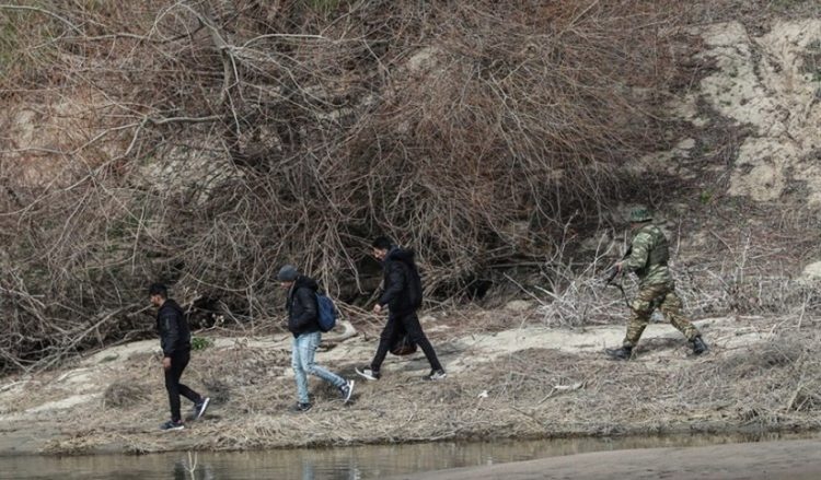 Μετανάστες και πρόσφυγες στη συνοριακή γραμμή του Έβρου (φωτ. αρχείου: ΑΠΕ-ΜΠΕ)