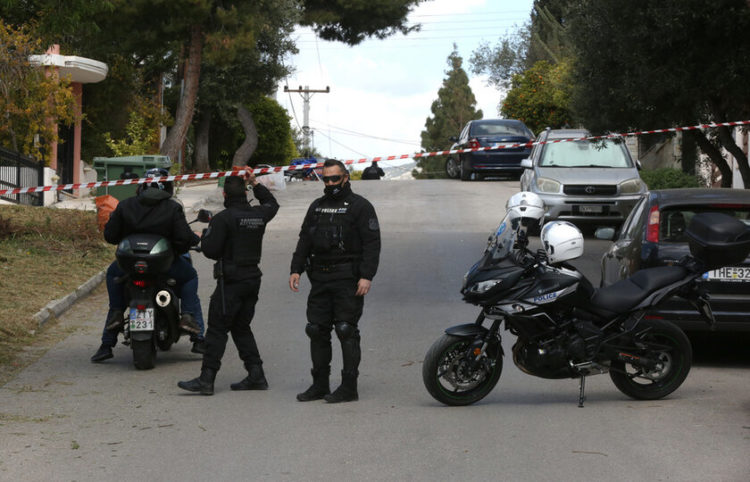 Αστυνομικοί έχουν αποκλείσει το δρόμο έξω από το σπίτι του δημιοσιογράφου Γιώργου Καραϊβάζ στον Άλιμο, μετά τη δολοφονία του, Παρασκευή 09 Απριλίου 2021 (φωτ.: ΑΠΕ-ΜΠΕ/ Ορέστης Παναγιώτου)