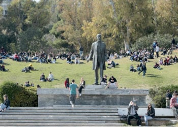 Παρέες κάθονται στο Πάρκο Ελευθερίας στο κέντρο της Αθήνας (φωτ.: ΑΠΕ-ΜΠΕ / Παντελής Σαΐτας)