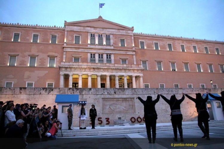 Η στιγμή του χορού Σέρρα μπροστά από το μνημείο του Αγνώστου Στρατιώτη στο Σύνταγμα (φωτ.: Γεωργία Βορύλλα)