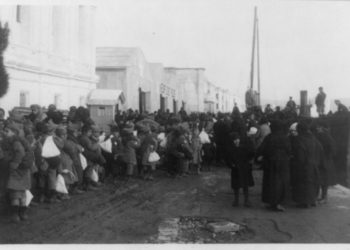 Έλληνες και Αρμένιοι πρόσφυγες (φωτ.: Near East Relief)