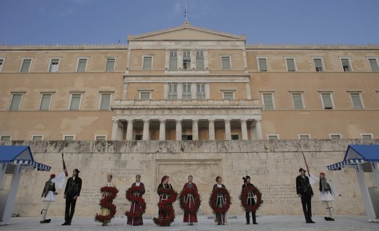 Εύζωνες της Προεδρικής Φρουράς φορώντας τη στρατιωτική στολή του Πόντιου αντάρτη, στη μνήμη της Γενοκτονίας των Ελλήνων του Πόντου, κάνουν αλλαγή φρουράς, στο Μνημείο του  Αγνώστου Στρατιώτη, το 2020 (φωτ.: ΑΠΕ-ΜΠΕ/ Κώστας Τσιρώνης)